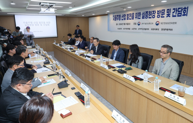 이종호 과학기술정보통신부 장관이 31일 오전 서울 중구 한국지능정보사회진흥원 서울사무소에서 열린 자율주행 산업 발전을 위한 실증현장 방문 및 간담회에 참석해 발언하고 있다. 연합뉴스